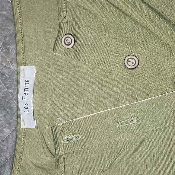 BNWOT Ces Femme Boutique Light Olive Green Long Sleeve Tie Waist Short Romper. - Picture 2 of 7